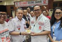Ketua Umum DPP Bara JP Frans Ansanay (Tengah-Kanan) bersama Ketua Umum  Bara JP Demisioner, Utje Gustav Patty (Tengah-Kiri) didampingi kader Bara JP. Kamis, (19/6). Foto:Ist.