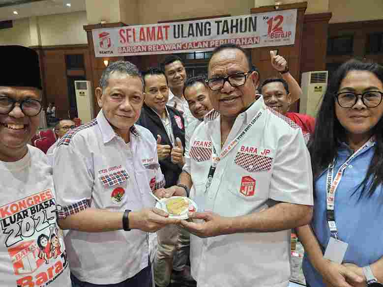 Ketua Umum DPP Bara JP Frans Ansanay (Tengah-Kanan) bersama Ketua Umum  Bara JP Demisioner, Utje Gustav Patty (Tengah-Kiri) didampingi kader Bara JP. Kamis, (19/6). Foto:Ist.