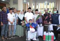 Bupati Asahan, Taufik Zainal Abidin,  S.Sos., M.Si menjemput 2 jemaah haji asal Kabupaten Asahan yang tiba lebih dulu dari jemaah lainnya di embarkasi Medan, Sabtu (28/06/2025)