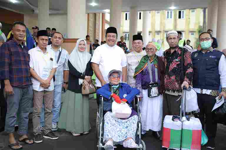 Bupati Asahan, Taufik Zainal Abidin,  S.Sos., M.Si menjemput 2 jemaah haji asal Kabupaten Asahan yang tiba lebih dulu dari jemaah lainnya di embarkasi Medan, Sabtu (28/06/2025)