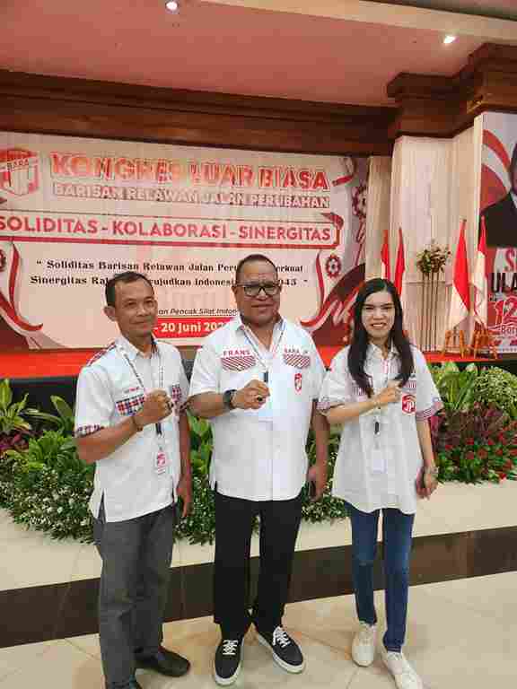 Ketua DPD Endang Subandi (Kiri), Ketua Umum Terpilih Frans Ansanay (Tengah), DIni Hasanah (kanan) saat Hut Bara JP ke 12 dan KLB. Kamis, (19/06)  
