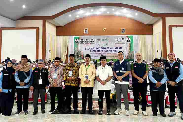 Para Panitia dari Pemko Medan melaksanakan Penyambutan Jemaah Haji Kloter 8. Jumat, (20/6)