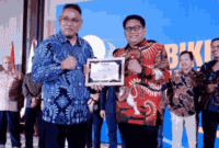 Penyerahan Piagam penghargaan ke Ketua JMSI Sumut. 