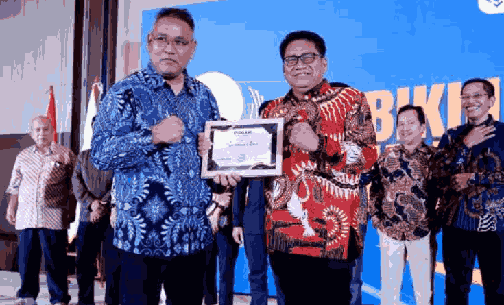 Penyerahan Piagam penghargaan ke Ketua JMSI Sumut. 