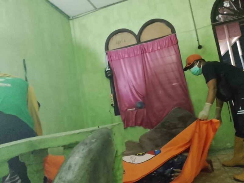 Korban saat di Evakuasi pihak BPBD menggunakan kantung mayat. sabtu, (21/6).