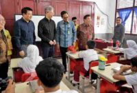 Wali Kota Medan, Rico Tri Putra Bayu Waas, bersama Duta Besar Tiongkok untuk Indonesia, Wang Lutong, meninjau langsung pelaksanaan program Makan Bergizi Gratis (MBG) di SD Negeri 060812, Jalan STM, Jumat (20/6/2025).