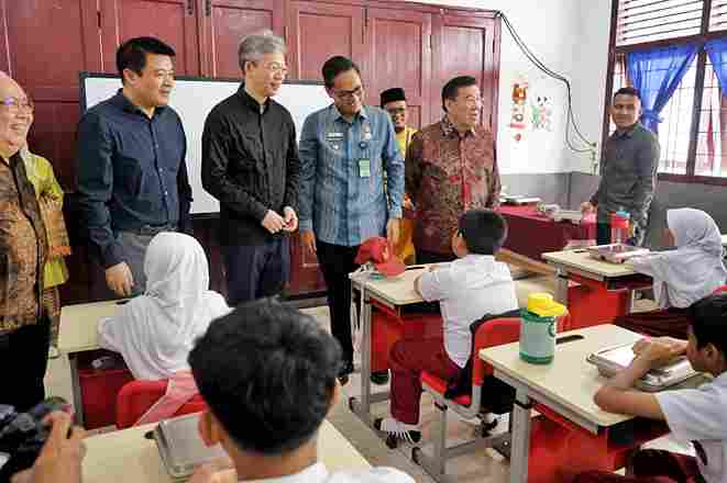 Wali Kota Medan, Rico Tri Putra Bayu Waas, bersama Duta Besar Tiongkok untuk Indonesia, Wang Lutong, meninjau langsung pelaksanaan program Makan Bergizi Gratis (MBG) di SD Negeri 060812, Jalan STM, Jumat (20/6/2025).