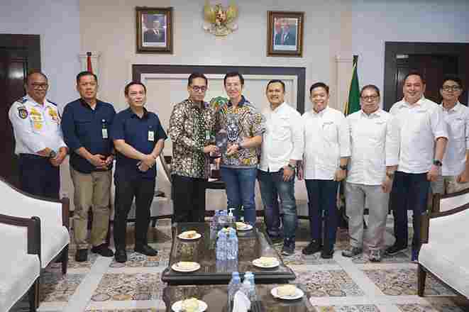 Foto bersama EVP Head of Circle Sumatera Indosat, Agus Sulistio, saat melakukan audiensi dengan Wali Kota Medan Rico Tri Putra Bayu Waas, di Kantor Wali Kota Medan, Kamis (19/6/2025).