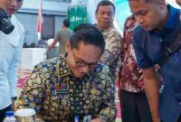 Wali Kota Medan, Rico Tri Putra Bayu Waas menandatangani Nota Kesepahaman dengan Badan Gizi Nasional (BGN) tentang Sinergi dan Kerja Sama dalam Kegiatan Program Makan Bergizi Gratis (MBG) di Aula Raja Inal Siregar, Kantor Gubernur Sumut, Kamis (19/6/2025).
