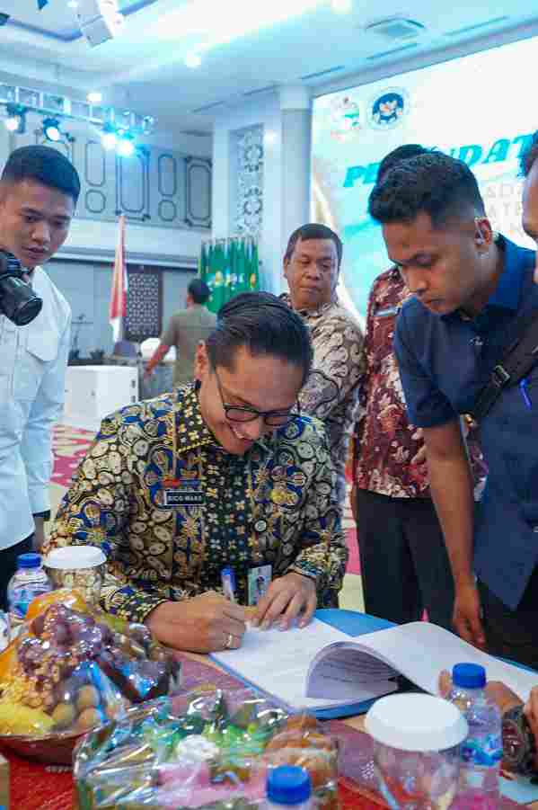 Wali Kota Medan, Rico Tri Putra Bayu Waas menandatangani Nota Kesepahaman dengan Badan Gizi Nasional (BGN) tentang Sinergi dan Kerja Sama dalam Kegiatan Program Makan Bergizi Gratis (MBG) di Aula Raja Inal Siregar, Kantor Gubernur Sumut, Kamis (19/6/2025).