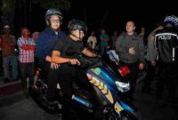 Menggunakan sepeda motor Wali Kota Medan Rico Tri Putra Bayu Waas melakukan Patroli malam bersama Polrestabes Medan, Rabu.(25/6/25). 