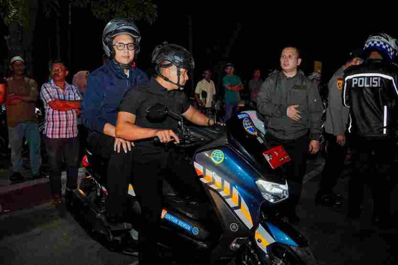 Menggunakan sepeda motor Wali Kota Medan Rico Tri Putra Bayu Waas melakukan Patroli malam bersama Polrestabes Medan, Rabu.(25/6/25). 