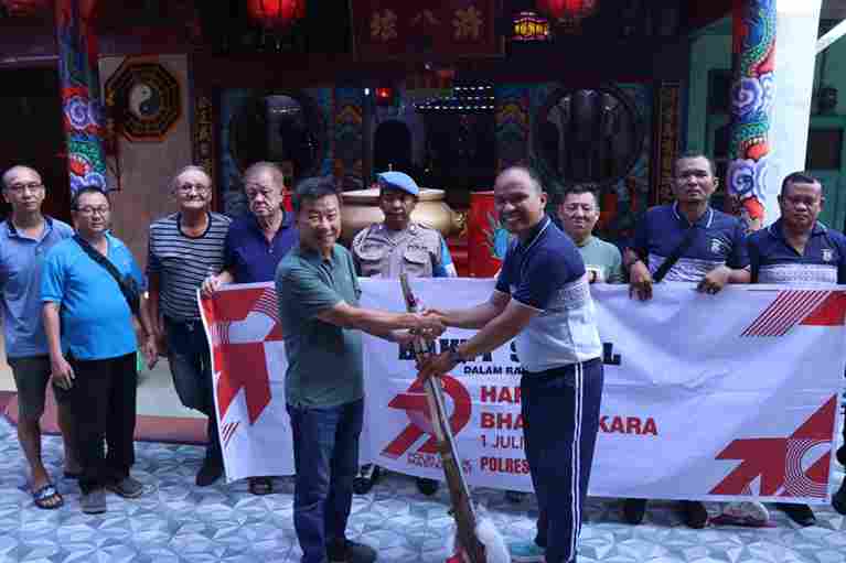 kegiatan Polres Sibolga dalam rangka bakti sosial dan bakti religi dengan membersihkan vihara dan klenteng di Kota Sibolga, Jumat (20/06/2025).