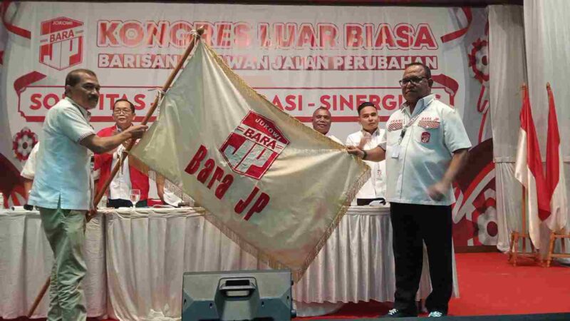 Ketua Umum BaraJP 2013-2019 Sihol Manullang (kiri), menyerahkan pataka/bendera BaraJP kepada Frans Ansanay (kanan), yang terpilih menjadi ketua umum 2025-2030 dalam Kongres Luar Biasa (KLB) di Jakarta Kamis 19 Juni 2025. Foto: Ist