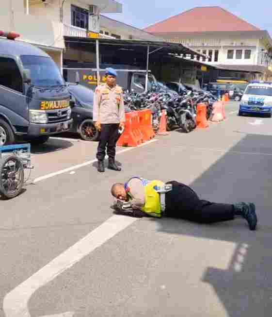 Aiptu Rudi  saat menerima hukuman disiplin di halaman polrestabes medan. Kamis, (26/6/2025)