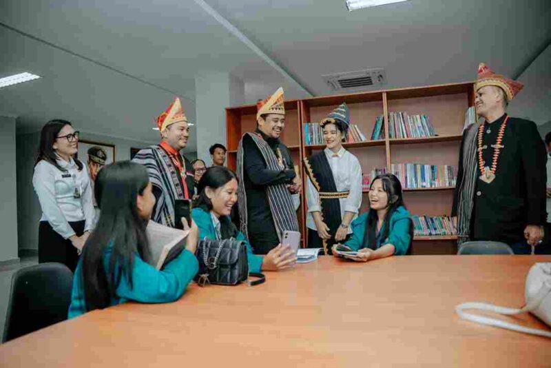 Gubernur Sumut Bobby Nasution didampingi Ketua TP PKK Sumut Kahiyang Ayu meresmikan Perpustakaan Kabupaten Pakpak Bharat, di Kompleks Panorama Indah Sindeka, Salak, Kabupaten Pakpak Bharat, Senin (28/7).  