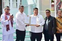 Gubernur Sumatera Utara (Sumut) Muhammad Bobby Afif Nasution menyerahkan aset Pemerintah Provinsi (Pemprov) kepada Bupati  Kabupaten Samosir Vandiko Gultom berupa bangunan yang selama 21 tahun digunakan sebagai Rumah Dinas Bupati, di Pangururan, Samosir, Minggu (6/7/2025).