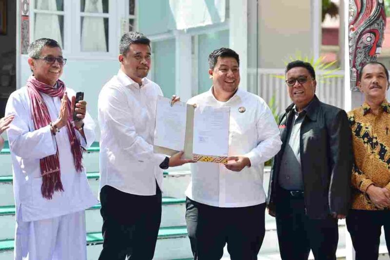 Gubernur Sumatera Utara (Sumut) Muhammad Bobby Afif Nasution menyerahkan aset Pemerintah Provinsi (Pemprov) kepada Bupati  Kabupaten Samosir Vandiko Gultom berupa bangunan yang selama 21 tahun digunakan sebagai Rumah Dinas Bupati, di Pangururan, Samosir, Minggu (6/7/2025).