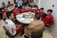 Wali Kota Pematangsiantar Wesly Silalahi menikmati makan siang bersama para atlet yang baru bertanding di event World MMA Championship 2025, di Sao Paulo, Brazil. Ramah tamah dan makan siang bersama ini digelar di Rumah Makan (RM) Miramar, Jalan Sutomo Kelurahan Proklamasi Kecamatan Siantar Barat, Selasa (01/07/2025).