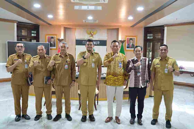 Gubernur Sumatera Utara (Sumut) Muhammad Bobby Afif Nasution menerima kunjungan Kepala Perwakilan Bank Indonesia (BI) Wilayah Sumut Rudy Brando Hutabarat di Ruang Kerjanya, Kantor Gubernur Sumut, Jalan Pangeran Diponegoro Nomor 30 Medan, Selasa (15/7).