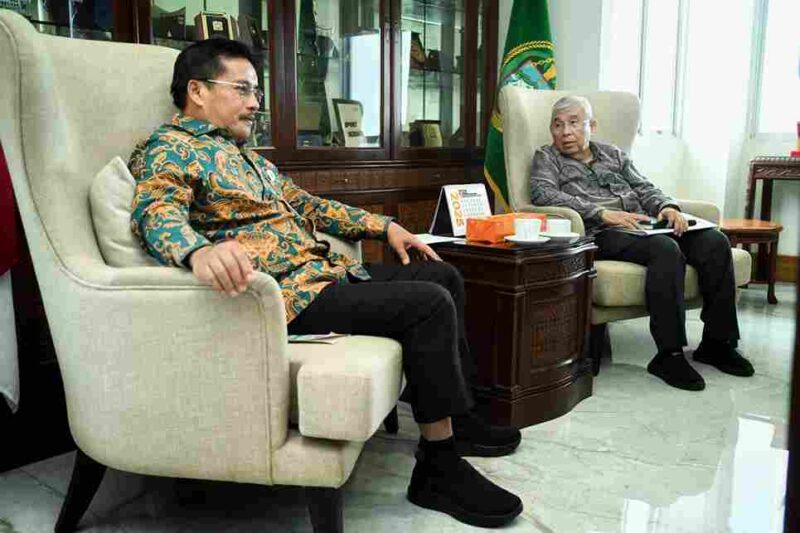 Sekdaprov Sumut Togap Simangunsong menerima audiensi Komisi Informasi Provinsi Sumut di Ruang Kerja Sekdaprov Sumut, lantai 9 Kantor Gubernur Sumut, Jalan Diponegoro No. 30, Medan, Jum'at (25/7/2025). 