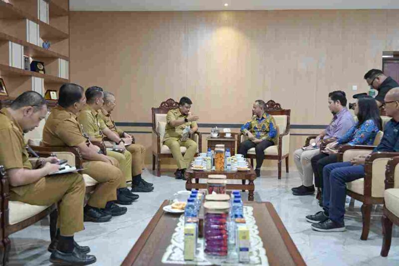 Gubernur Sumatera Utara (Sumut) Muhammad Bobby Afif Nasution menerima kunjungan audiensi Kepala Perwakilan Ombudsman RI Sumut Herdensi Adnin di Ruang Kerja Kantor Gubernur Sumut, Jalan Pangeran Diponegoro Nomor 30 Medan, Selasa (15/7).  