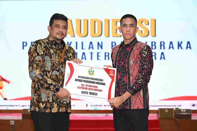 Gubernur Sumatera Utara (Sumut) Muhammad Bobby Afif Nasution  menerima audiensi putra dan putri Paskibraka pilihan Sumut di Aula Tengku Rizal Nurdin, Jalan Sudirman 41,Medan, Minggu (13/07/2025). 