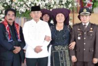 Bupati Simalungun ketika mengikuti acara adat terhadap almarhum (alm) Reynanda Primta Ginting sebelum di kebumikan, berlangsung di Jambur Taras 212, Jln Namorih  Desa Lama Kecamatan Pancur Batu, Kabupaten Deli Serdang, Sabtu, ( 5/7/2025 )