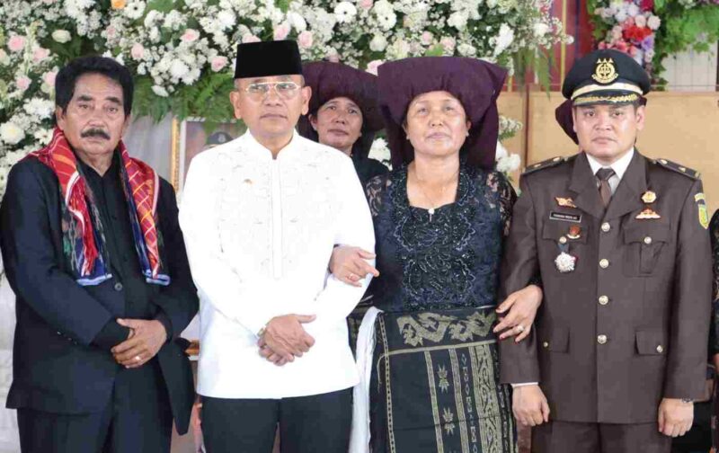 Bupati Simalungun ketika mengikuti acara adat terhadap almarhum (alm) Reynanda Primta Ginting sebelum di kebumikan, berlangsung di Jambur Taras 212, Jln Namorih  Desa Lama Kecamatan Pancur Batu, Kabupaten Deli Serdang, Sabtu, ( 5/7/2025 )