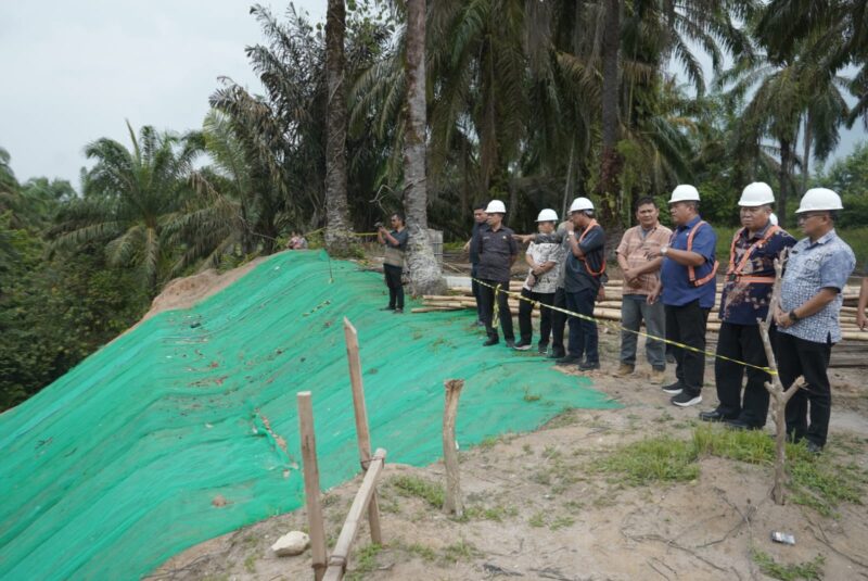 upati Asahan, H. Taufik Zainal Abidin Siregar, S.Sos., M.Si., melakukan peninjauan lapangan terhadap kondisi jalan longsor dan progres perbaikan infrastruktur jalan di Desa Gotting Sidodadi, Kecamatan Bandar Pasir Mandoge, Kamis (03/07/2025).
