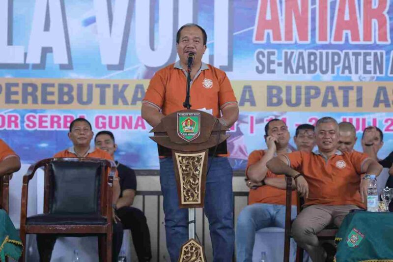  Bupati Asahan Taufik Zainal Abidin, S.Sos., M.Si, saat menyampaikan kata sambutan di pembukaan Kejuaraan Bola Voli Antar Klub se-Kabupaten Asahan 2025 di GOR Kisaran, Senin (14/07/2025).