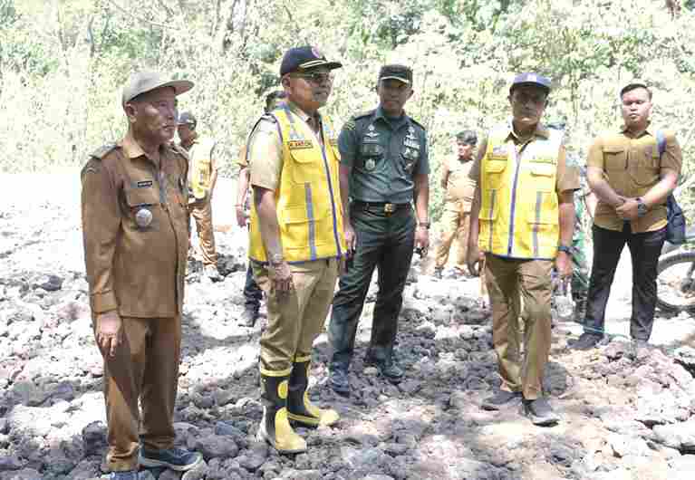 Bupati Simalungun, Dr H Anton Achmad Saragih bersama Dandim 0207/Sml, Letkol Inf Slamet Faozan, Senin (7/7/2025) melakukan peninjauan kegiatan Karya Bhakti TNI 