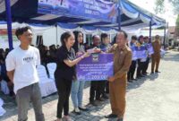 Asisten Perekonomian dan Pembangunan Zainal Siahaan SE MM menyerahkan BLT DBH-CHT  secara simbolis  di Kantor Dinas Sosial Pemberdayaan Perempuan dan Perlindungan Anak (Dinsos P3A), Jalan Dahlia Kelurahan Simarito Kecamatan Siantar Barat, Senin (28/07/2025) pagi.