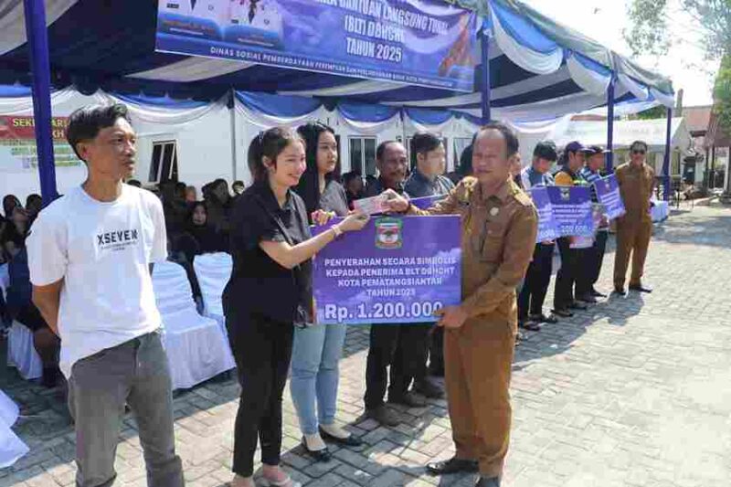 Asisten Perekonomian dan Pembangunan Zainal Siahaan SE MM menyerahkan BLT DBH-CHT  secara simbolis  di Kantor Dinas Sosial Pemberdayaan Perempuan dan Perlindungan Anak (Dinsos P3A), Jalan Dahlia Kelurahan Simarito Kecamatan Siantar Barat, Senin (28/07/2025) pagi.