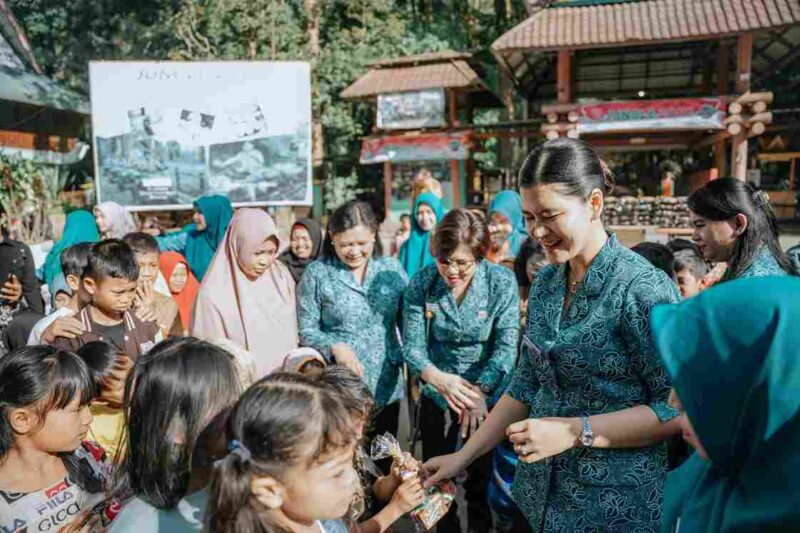 Ketua TP PKK Provinsi Sumatera Utara, Kahiyang Ayu, meninjau Posyandu Melati di Desa Sugihen, Kecamatan Dolat Rayat, Kabupaten Karo, Senin (28/7). 