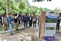 Kedua asesor UNESCO Global Geopark Kaldera Toba Prof. Jose Brilha dan Dr. Jeon Yongmun menikmati makanan dan minuman produk UMKM kawasan Danau Toba di Geosite Huta Ginjang Humbahas. Mereka juga meninjau Geosite Taman Eden 100, serta memberikan masukan pada pengelola, Selasa (22/7). 