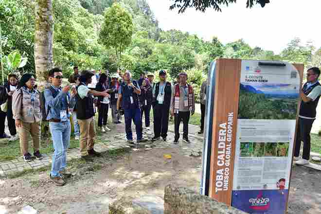 Kedua asesor UNESCO Global Geopark Kaldera Toba Prof. Jose Brilha dan Dr. Jeon Yongmun menikmati makanan dan minuman produk UMKM kawasan Danau Toba di Geosite Huta Ginjang Humbahas. Mereka juga meninjau Geosite Taman Eden 100, serta memberikan masukan pada pengelola, Selasa (22/7). 