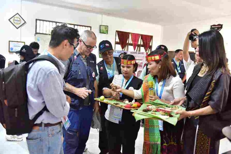 Tim asesor UNESCO Geopark Caldera Toba Prof. Jose Brilha dan Jeon Yongmun meninjau Geosite Sialagan dan SMK Negeri 1 Simanindo, Kampung Ulos Huta Raja, Pusat Informasi Sigulati serta Menara Pandang Tele  di Kabupaten Samosir hari kedua revalidasi Geopark Caldera Toba, Rabu (23/7/2025).