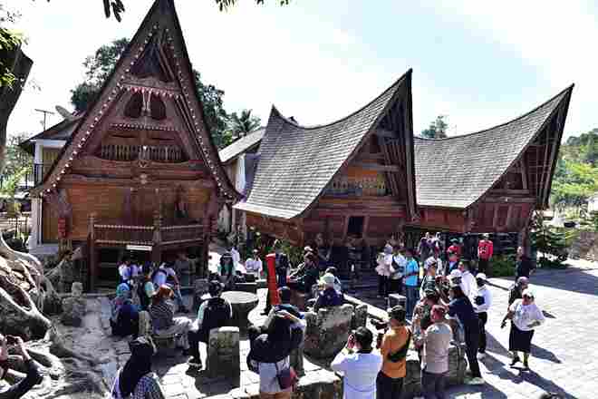 Tim asesor UNESCO Geopark Caldera Toba Prof. Jose Brilha dan Jeon Yongmun meninjau Geosite Sialagan dan SMK Negeri 1 Simanindo, Kampung Ulos Huta Raja, Pusat Informasi Sigulati serta Menara Pandang Tele  di Kabupaten Samosir hari kedua revalidasi Geopark Caldera Toba, Rabu (23/7/2025).  