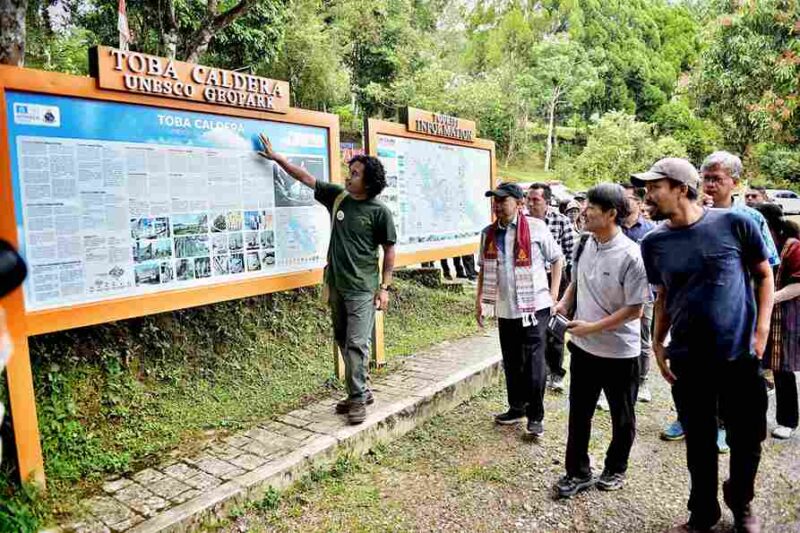 General Manager (GM) Badan Pengelola Geopark Toba Azizul Kholis mendampingi Asesor United Nations Educational, Scientific and Cultural Organization (UNESCO) Soo Jae Lee meninjau sejumlah Geosite di Kawasan Danau Toba. Hal tersebut dilaksanakan dalam rangka pra revalidasi UNESCO guna kesiapan menghadapi revalidasi yang akan dilaksanakan pada 21-25 Juli 2025. Soo Jae Lee bersama rombongan meninjau sejumlah geosite. (Foto Dinas Kominfo Sumut).