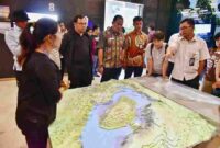 Asesor United Nations Educational, Scientific and Cultural Organization (UNESCO) Soo Jae Lee meninjau sejumlah Geosite di Kawasan Danau Toba. Hal tersebut dilaksanakan dalam rangka pra revalidasi UNESCO guna kesiapan menghadapi revalidasi yang akan dilaksanakan pada 21-25 Juli 2025.