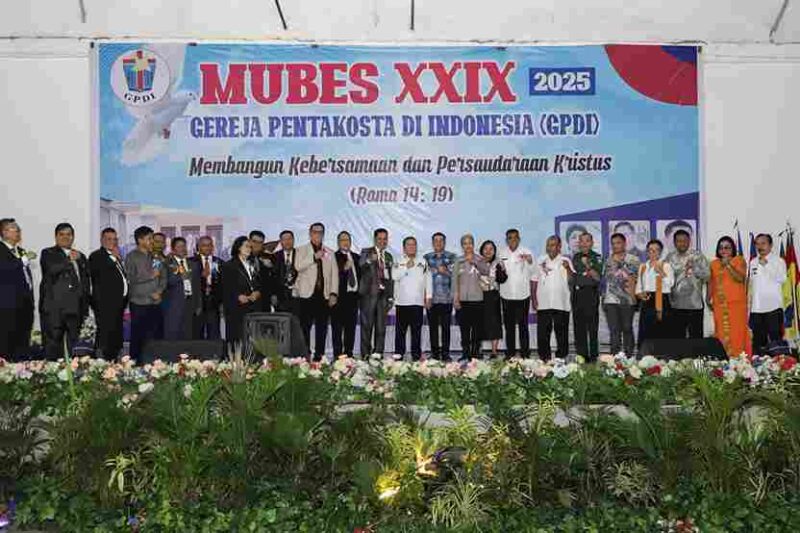 Foto Bersama di Mubes XXIX GPDI Tahun 2025, di Aula/ Hall Kantor Pusat GPDI, Jalan Sangnaualuh Damanik Kelurahan Siopat Suhu Kecamatan Siantar Timur, Rabu (02/07/2025).
