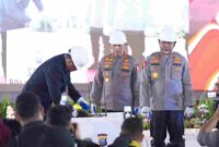 Gubernur Sumatera Utara (Sumut) Bobby Nasution mendampingi Kapolri Jenderal Polisi Listyo Sigit Prabowo melakukan groundbreaking pembangunan 29 Satuan Pelayanan Pemenuhan Gizi (SPPG) jajaran Polda Sumut,  di Mapolda Sumut Jalan SM Raja Medan, Jumat (11/7/2025).  