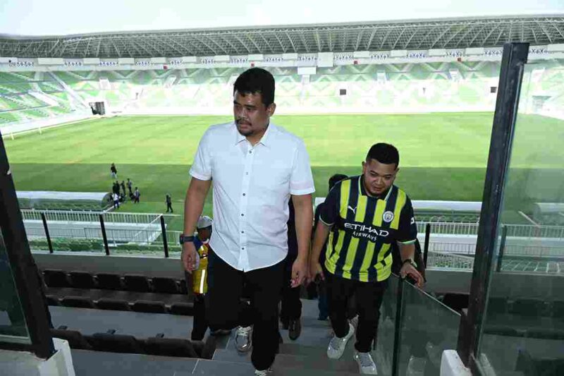 Gubernur Sumatera Utara (Sumut) Bobby Nasution didampingi Kadispora Sumut Mahfullah Daulay, serta Direktur Utama PSMS Medan Ariffuddin Maulana Basri meninjau fasilitas Stadion Utama Sumut di Sport Centre Sumut, Batangkuis, Deliserdang, Minggu (27/7). Peninjauan ini untuk memastikan Stadion Utama Sumut siap digunakan untuk event U-17 Timnas dan menjadi home base PSMS.