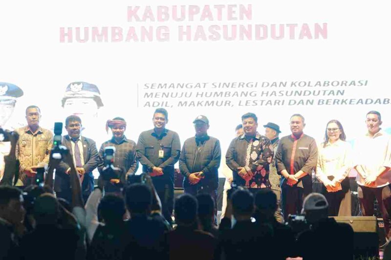 Gubernur Sumatera Utara (Sumut) Muhammad Bobby Afif Nasution didampingi Ketua TP PKK Sumut Kahiyang Ayu beserta sejumlah OPD Pemprov Sumut menghadiri acara peringatan Hari Jadi ke-22 Kabupaten Humbanghasundutan, yang berlangsung di Lapangan Kompleks Perkantoran Bukit Inspirasi, Jalan Mayor Saut T. Purba, Doloksanggul, Senin (28/7/2025) malam.