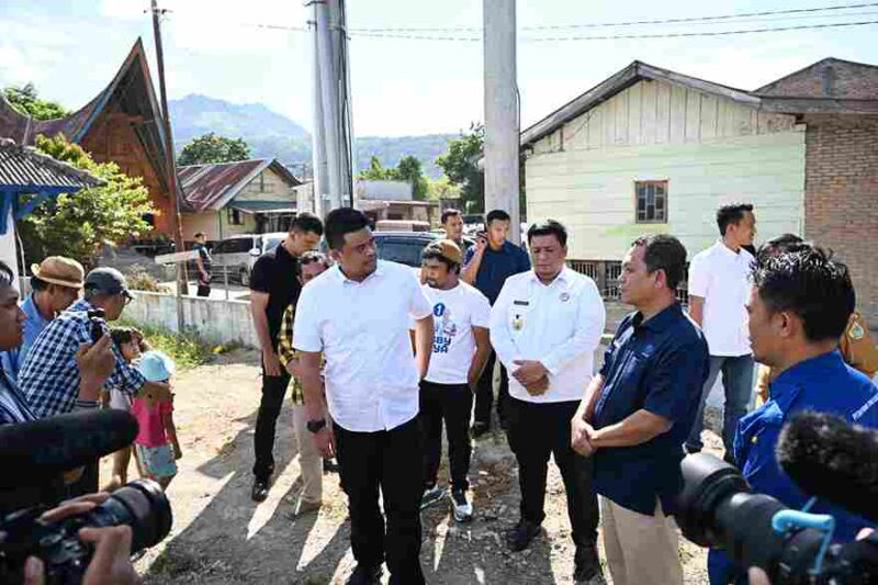 Gubernur Sumatera Utara (Sumut) Bobby Nasution didampingi Bupati Samosir Vandiko Gultom melakukan sidak ke Reservoir milik PDAM Tirtanadi cabang Samosir, Senin (7/7/2025). 