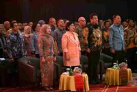 Gubernur Sumatera Utara (Sumut) Bobby Nasution bersama Ketua DPRD Sumut Erni Ariyanti Sitorus, Kepala Bank Indonesia (BI) Perwakilan Sumut Rudi B Hutabarat, serta Deputi Gubernur BI Destry Damayanti melakukan Teknik menyeduh kopi V60 pertanda pembukaan Karya Kreatif Sumatera Utara (KKSU) 2025 di Tiara Convention Centre, Jalan Cut Mutia Nomor 1, Medan, Jumat (18/7/2025). (Foto : Fahmi)