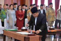 Togap Simangunsong dilantik sebagai Sekdaprov Sumut di Gedung Serbaguna VIP Bandara Internasional Kualanamu, Jumat (11/7). 