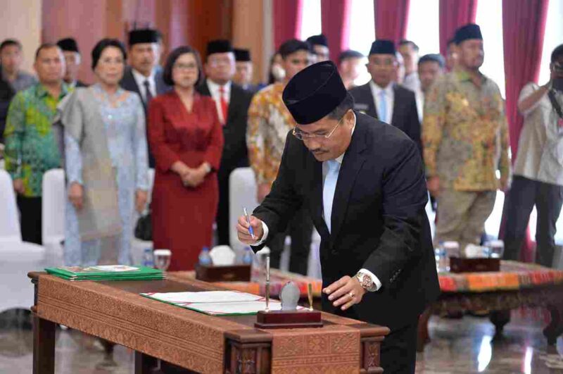 Togap Simangunsong dilantik sebagai Sekdaprov Sumut di Gedung Serbaguna VIP Bandara Internasional Kualanamu, Jumat (11/7). 