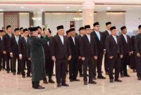Gubernur Sumatera Utara (Sumut) Bobby Nasution melantik dan melakukan pengambilan sumpah/janji sejumlah Pejabat Administrator dan Pejabat Fungsional pada lingkungan Pemerintah Provinsi Sumut di Aula Raja Inal Siregar Lantai 2 Kantor Gubernur Sumut Jalan Diponegoro Kota Medan, Jumat (18/7). (Foto : Alexander AP Siahaan/Diskominfo Provsu)